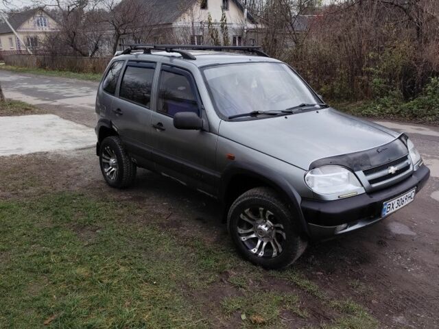 Серый Шевроле Нива, объемом двигателя 1.7 л и пробегом 193 тыс. км за 3000 $, фото 2 на Automoto.ua