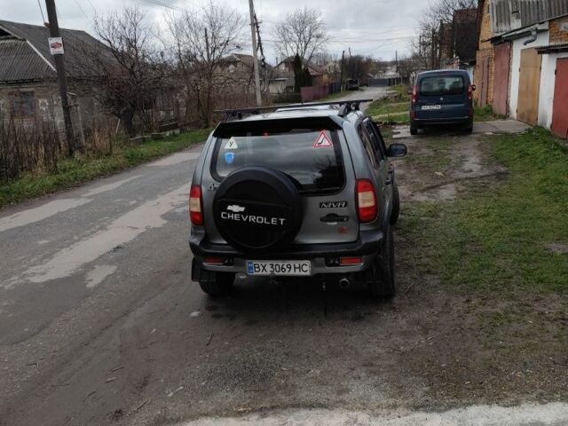 Серый Шевроле Нива, объемом двигателя 1.7 л и пробегом 193 тыс. км за 3000 $, фото 3 на Automoto.ua