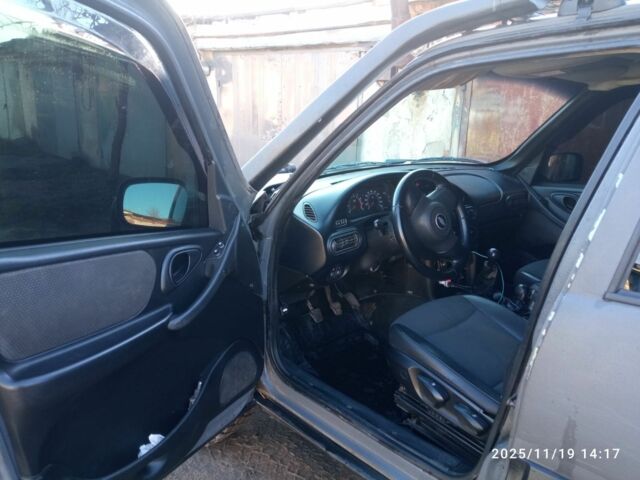 Серый Шевроле Нива, объемом двигателя 1.7 л и пробегом 170 тыс. км за 4100 $, фото 5 на Automoto.ua