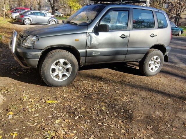 Сірий Шевроле Нива, об'ємом двигуна 1.7 л та пробігом 220 тис. км за 2200 $, фото 2 на Automoto.ua