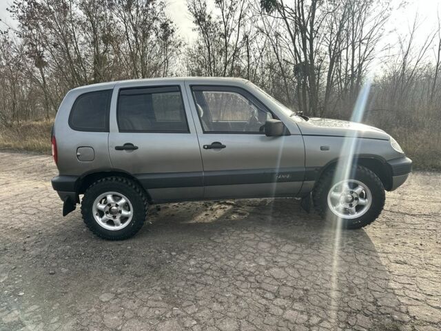 Серый Шевроле Нива, объемом двигателя 1.7 л и пробегом 263 тыс. км за 4100 $, фото 2 на Automoto.ua