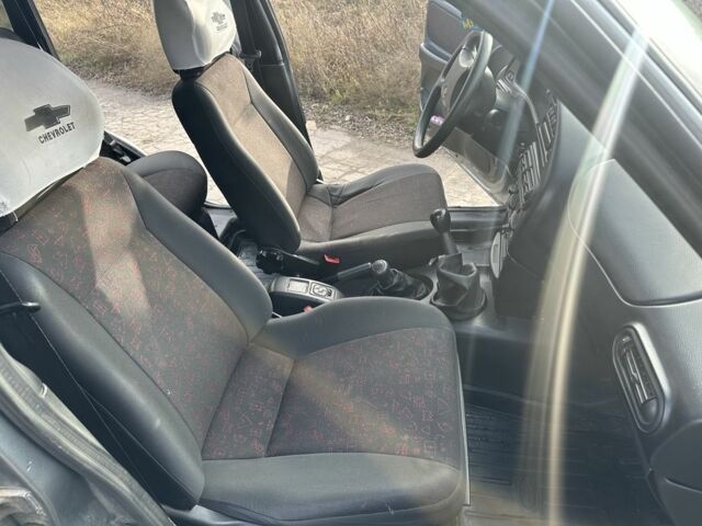 Серый Шевроле Нива, объемом двигателя 1.7 л и пробегом 263 тыс. км за 4100 $, фото 6 на Automoto.ua