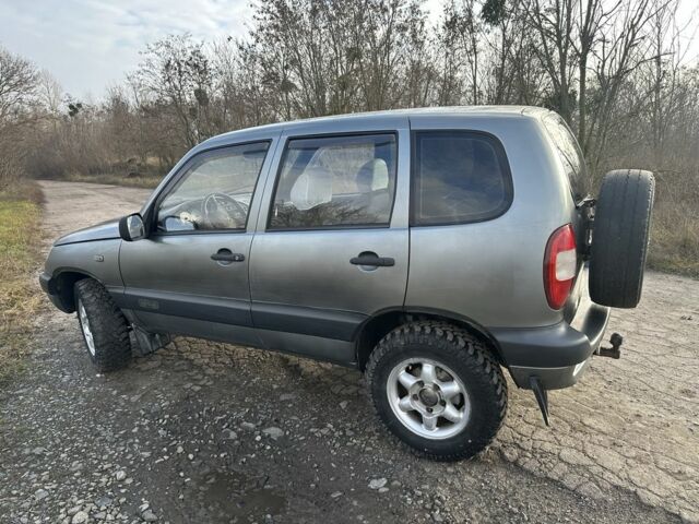 Серый Шевроле Нива, объемом двигателя 1.7 л и пробегом 263 тыс. км за 4100 $, фото 4 на Automoto.ua