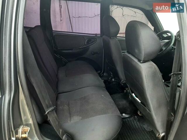 Серый Шевроле Нива, объемом двигателя 1.7 л и пробегом 180 тыс. км за 4500 $, фото 4 на Automoto.ua