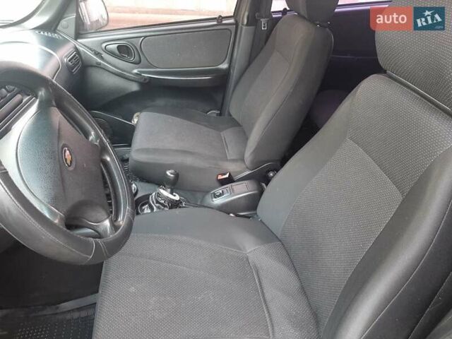 Серый Шевроле Нива, объемом двигателя 1.7 л и пробегом 180 тыс. км за 4500 $, фото 7 на Automoto.ua