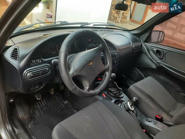 Серый Шевроле Нива, объемом двигателя 1.7 л и пробегом 180 тыс. км за 4500 $, фото 6 на Automoto.ua