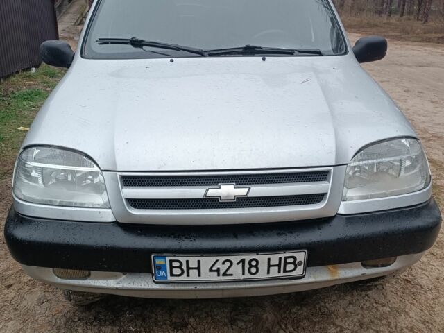 Серый Шевроле Нива, объемом двигателя 1.7 л и пробегом 193 тыс. км за 3200 $, фото 1 на Automoto.ua