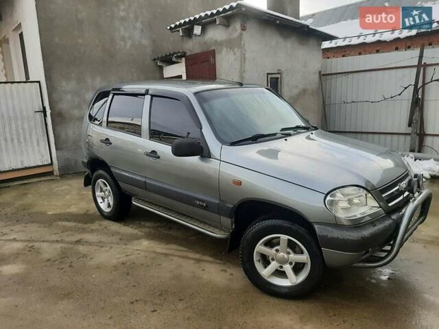 Серый Шевроле Нива, объемом двигателя 1.7 л и пробегом 180 тыс. км за 4500 $, фото 2 на Automoto.ua