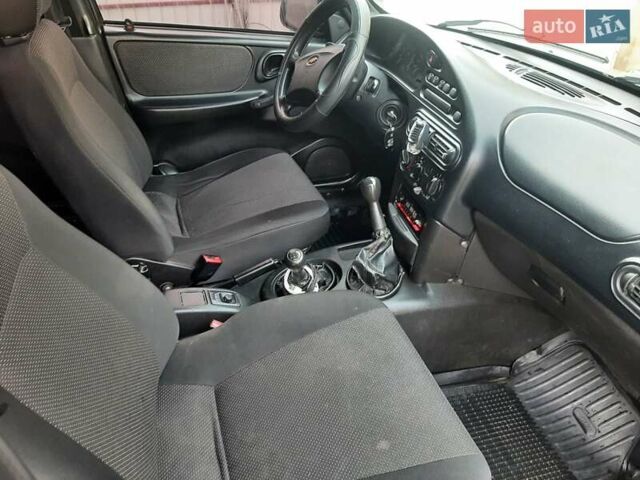 Серый Шевроле Нива, объемом двигателя 1.7 л и пробегом 180 тыс. км за 4500 $, фото 5 на Automoto.ua