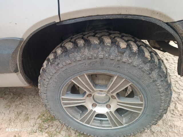 Серый Шевроле Нива, объемом двигателя 1.7 л и пробегом 193 тыс. км за 3200 $, фото 7 на Automoto.ua