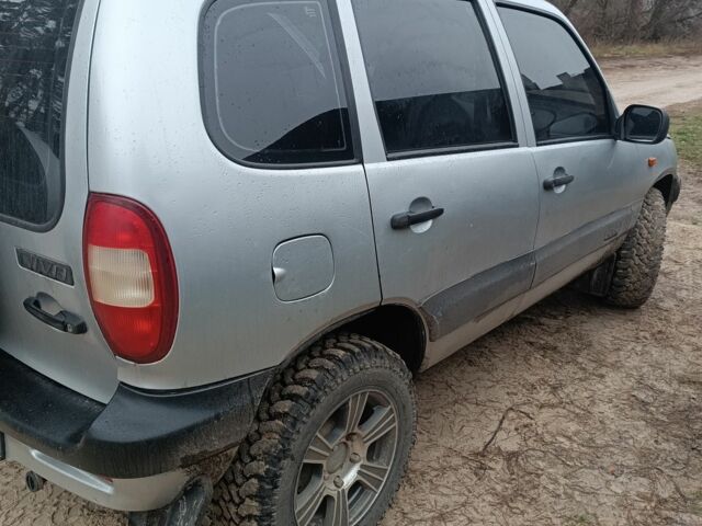 Серый Шевроле Нива, объемом двигателя 1.7 л и пробегом 193 тыс. км за 3200 $, фото 10 на Automoto.ua