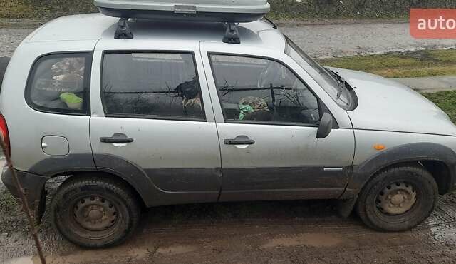 Серый Шевроле Нива, объемом двигателя 1.7 л и пробегом 110 тыс. км за 4800 $, фото 2 на Automoto.ua