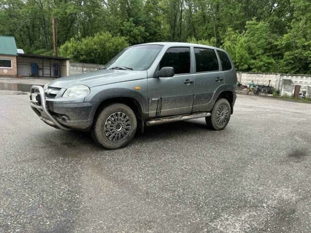 Серый Шевроле Нива, объемом двигателя 1.7 л и пробегом 276 тыс. км за 4000 $, фото 1 на Automoto.ua