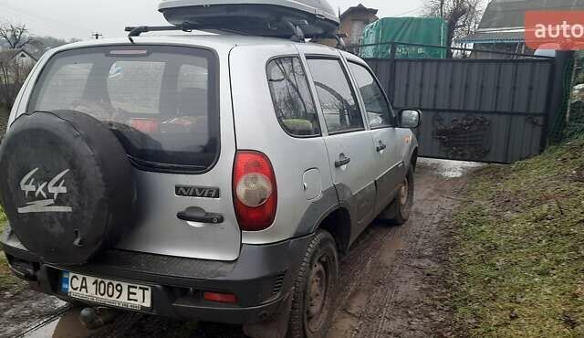 Серый Шевроле Нива, объемом двигателя 1.7 л и пробегом 110 тыс. км за 4800 $, фото 1 на Automoto.ua
