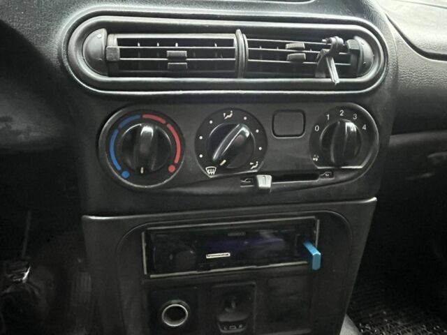 Серый Шевроле Нива, объемом двигателя 1.7 л и пробегом 276 тыс. км за 4000 $, фото 5 на Automoto.ua