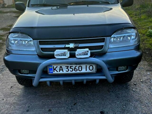 Серый Шевроле Нива, объемом двигателя 1.7 л и пробегом 280 тыс. км за 3100 $, фото 7 на Automoto.ua