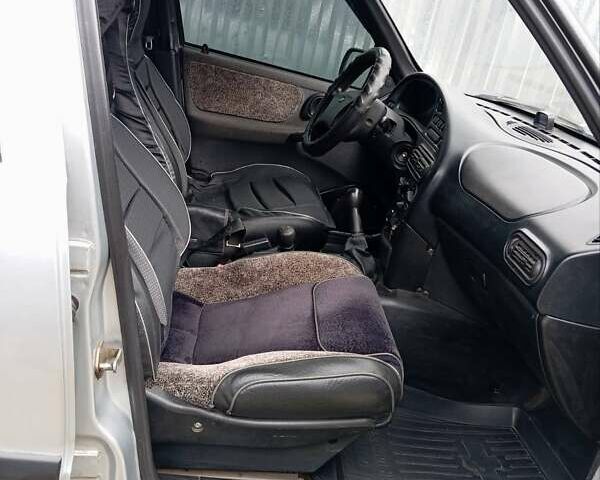 Сірий Шевроле Нива, об'ємом двигуна 1.7 л та пробігом 179 тис. км за 4499 $, фото 5 на Automoto.ua