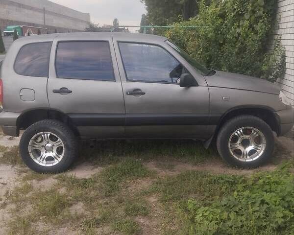 Сірий Шевроле Нива, об'ємом двигуна 1.7 л та пробігом 310 тис. км за 3200 $, фото 10 на Automoto.ua
