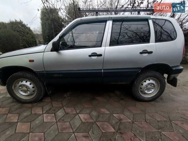 Серый Шевроле Нива, объемом двигателя 1.7 л и пробегом 147 тыс. км за 3200 $, фото 2 на Automoto.ua