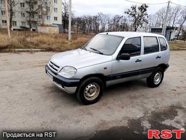 Серый Шевроле Нива, объемом двигателя 1.7 л и пробегом 167 тыс. км за 3200 $, фото 3 на Automoto.ua
