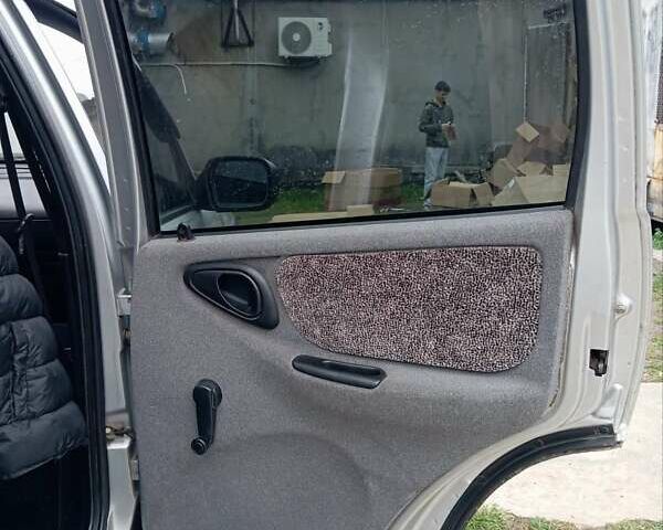 Сірий Шевроле Нива, об'ємом двигуна 1.7 л та пробігом 179 тис. км за 4499 $, фото 3 на Automoto.ua