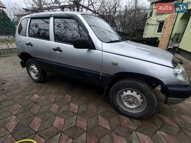 Серый Шевроле Нива, объемом двигателя 1.7 л и пробегом 147 тыс. км за 3200 $, фото 6 на Automoto.ua