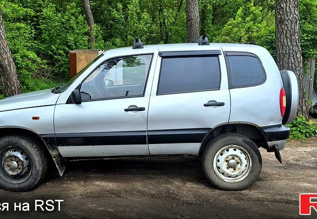 Серый Шевроле Нива, объемом двигателя 1.7 л и пробегом 150 тыс. км за 3300 $, фото 1 на Automoto.ua
