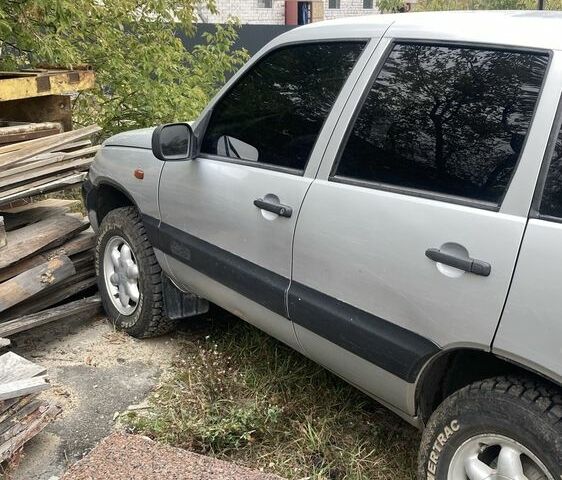 Серый Шевроле Нива, объемом двигателя 1.7 л и пробегом 220 тыс. км за 3000 $, фото 2 на Automoto.ua