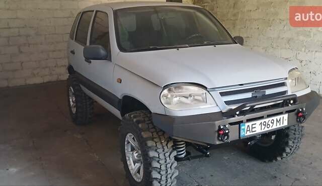 Сірий Шевроле Нива, об'ємом двигуна 1.69 л та пробігом 200 тис. км за 6000 $, фото 2 на Automoto.ua