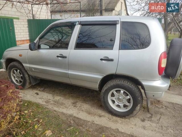 Серый Шевроле Нива, объемом двигателя 1.69 л и пробегом 226 тыс. км за 3700 $, фото 1 на Automoto.ua