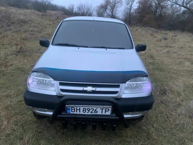 Серый Шевроле Нива, объемом двигателя 1.7 л и пробегом 180 тыс. км за 3600 $, фото 5 на Automoto.ua