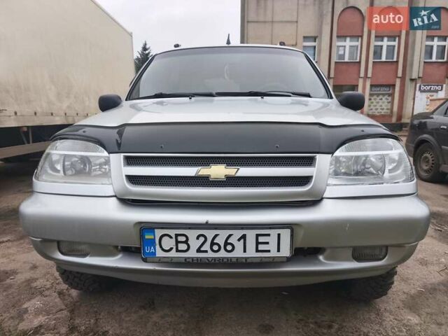 Серый Шевроле Нива, объемом двигателя 1.69 л и пробегом 140 тыс. км за 4000 $, фото 7 на Automoto.ua