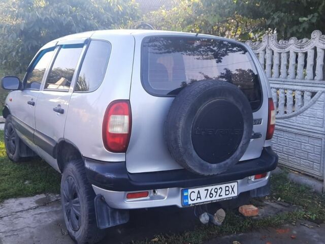 Серый Шевроле Нива, объемом двигателя 1.7 л и пробегом 137 тыс. км за 3600 $, фото 3 на Automoto.ua