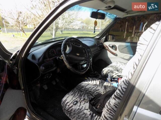 Серый Шевроле Нива, объемом двигателя 1.7 л и пробегом 200 тыс. км за 4600 $, фото 5 на Automoto.ua