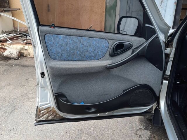 Сірий Шевроле Нива, об'ємом двигуна 1.7 л та пробігом 344 тис. км за 3100 $, фото 9 на Automoto.ua