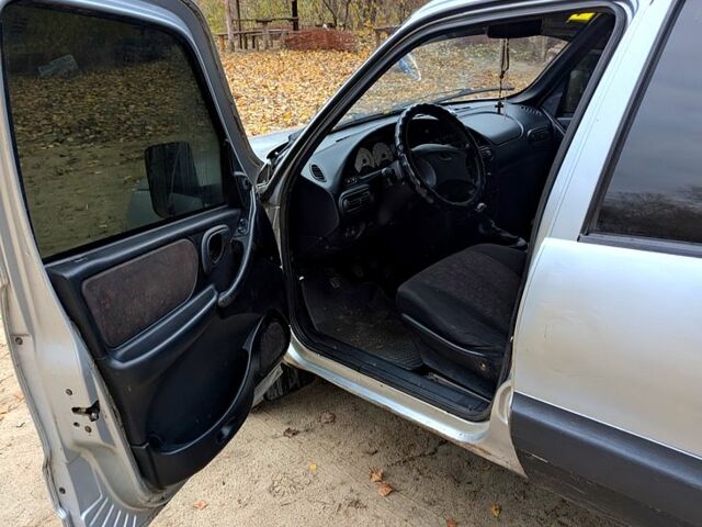 Сірий Шевроле Нива, об'ємом двигуна 1.7 л та пробігом 242 тис. км за 2400 $, фото 5 на Automoto.ua