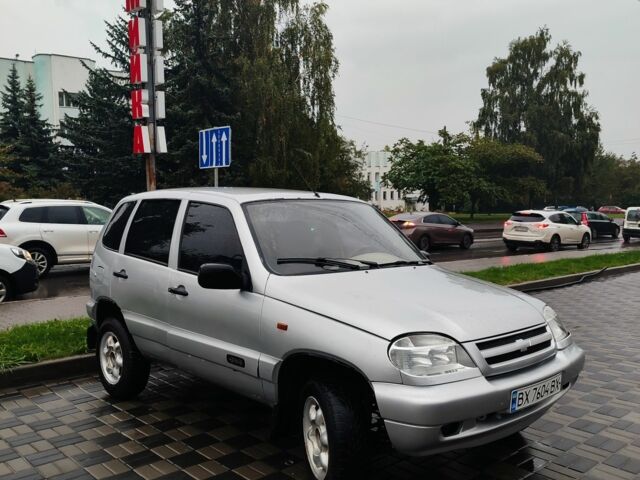 Серый Шевроле Нива, объемом двигателя 1.7 л и пробегом 250 тыс. км за 3300 $, фото 1 на Automoto.ua