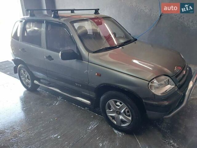 Серый Шевроле Нива, объемом двигателя 1.69 л и пробегом 101 тыс. км за 3800 $, фото 6 на Automoto.ua