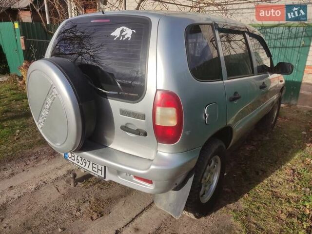 Серый Шевроле Нива, объемом двигателя 1.69 л и пробегом 226 тыс. км за 3700 $, фото 2 на Automoto.ua