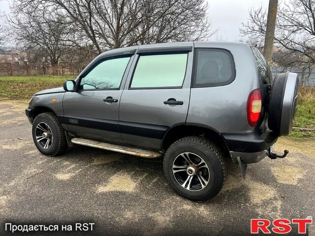 Серый Шевроле Нива, объемом двигателя 1.7 л и пробегом 195 тыс. км за 3300 $, фото 1 на Automoto.ua