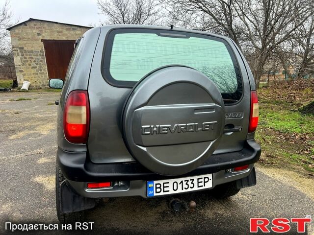 Серый Шевроле Нива, объемом двигателя 1.7 л и пробегом 195 тыс. км за 3300 $, фото 2 на Automoto.ua