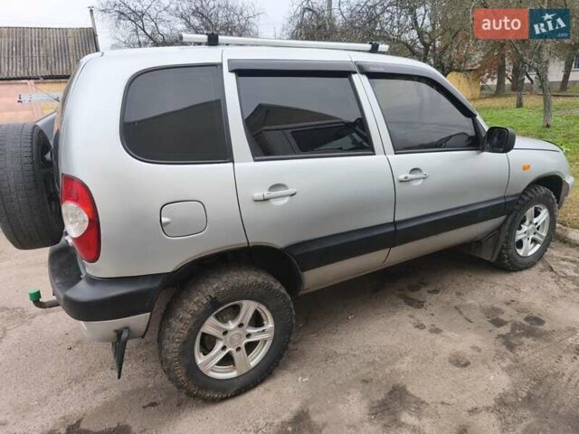 Серый Шевроле Нива, объемом двигателя 1.69 л и пробегом 140 тыс. км за 4000 $, фото 9 на Automoto.ua