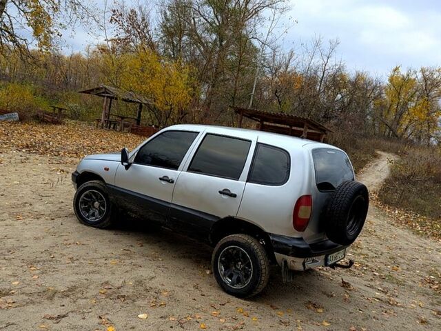 Сірий Шевроле Нива, об'ємом двигуна 1.7 л та пробігом 242 тис. км за 2400 $, фото 4 на Automoto.ua