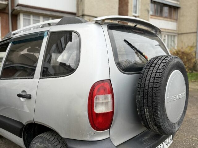 Серый Шевроле Нива, объемом двигателя 0 л и пробегом 223 тыс. км за 3900 $, фото 2 на Automoto.ua