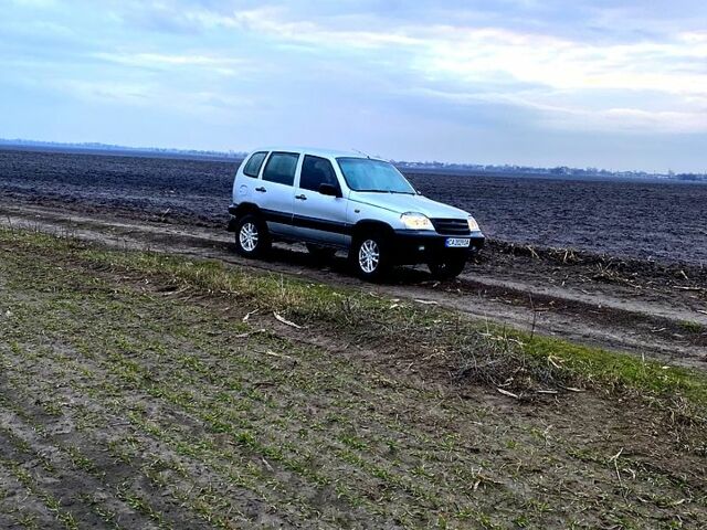 Сірий Шевроле Нива, об'ємом двигуна 1.7 л та пробігом 320 тис. км за 3300 $, фото 2 на Automoto.ua