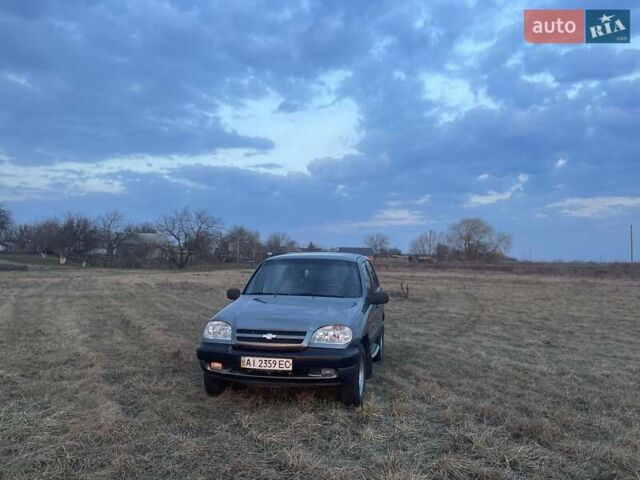 Серый Шевроле Нива, объемом двигателя 1.7 л и пробегом 144 тыс. км за 3400 $, фото 2 на Automoto.ua