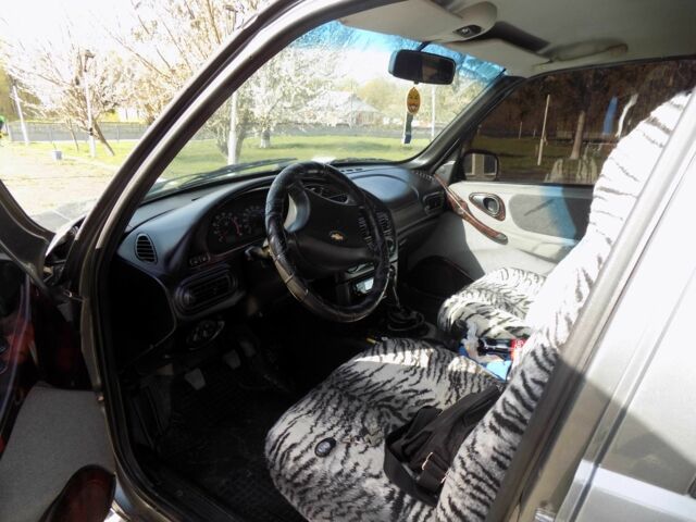 Сірий Шевроле Нива, об'ємом двигуна 1.7 л та пробігом 200 тис. км за 4600 $, фото 6 на Automoto.ua