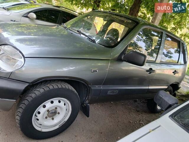 Серый Шевроле Нива, объемом двигателя 1.69 л и пробегом 148 тыс. км за 3500 $, фото 3 на Automoto.ua