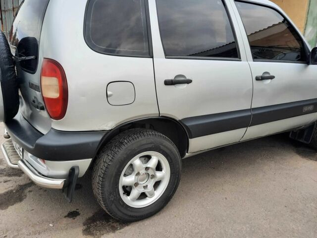 Сірий Шевроле Нива, об'ємом двигуна 1.7 л та пробігом 344 тис. км за 3100 $, фото 4 на Automoto.ua