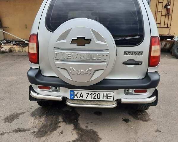 Серый Шевроле Нива, объемом двигателя 1.7 л и пробегом 344 тыс. км за 3100 $, фото 5 на Automoto.ua